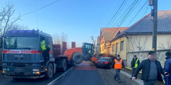 Un compactor a distrus o conductă de gaz un stâlp de electricitate şi un autoturism pe DN 14 în Slimnic - Sibiu Foto IPJ Sibiu