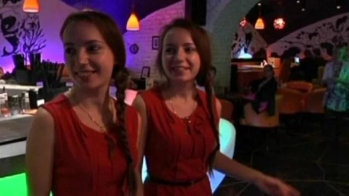 Toţi ospătarii care lucrează în restaurantul „Twin Stars“ din Moscova sunt gemeni identici FOTO www.odditycentral.com