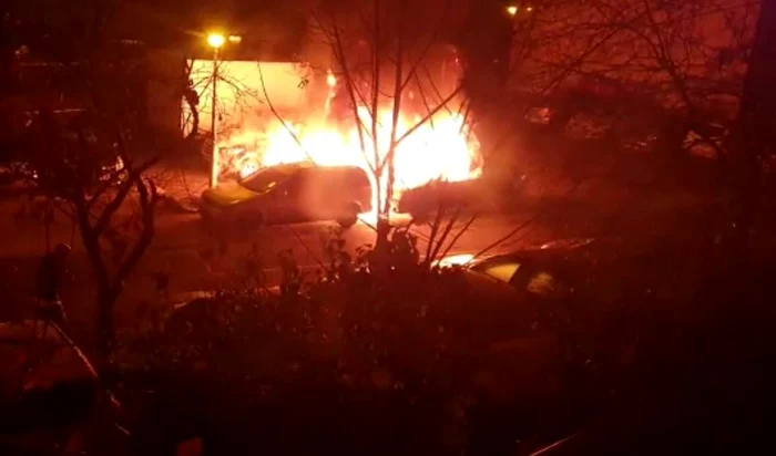 Trei mașini au ars în cartierul Titan (Foto: observator.tv)