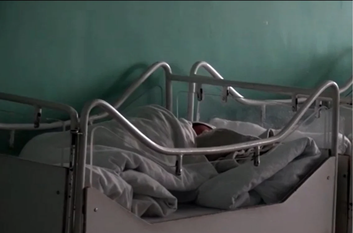 Micuţa abandonată într-o scară de bloc în aceeaşi în care a fost născută - internată în Maternitatea din Râmnicu Vâlcea Foto Adevărul