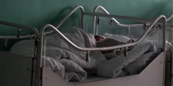 Micuţa abandonată într-o scară de bloc în aceeaşi în care a fost născută - internată în Maternitatea din Râmnicu Vâlcea Foto Adevărul