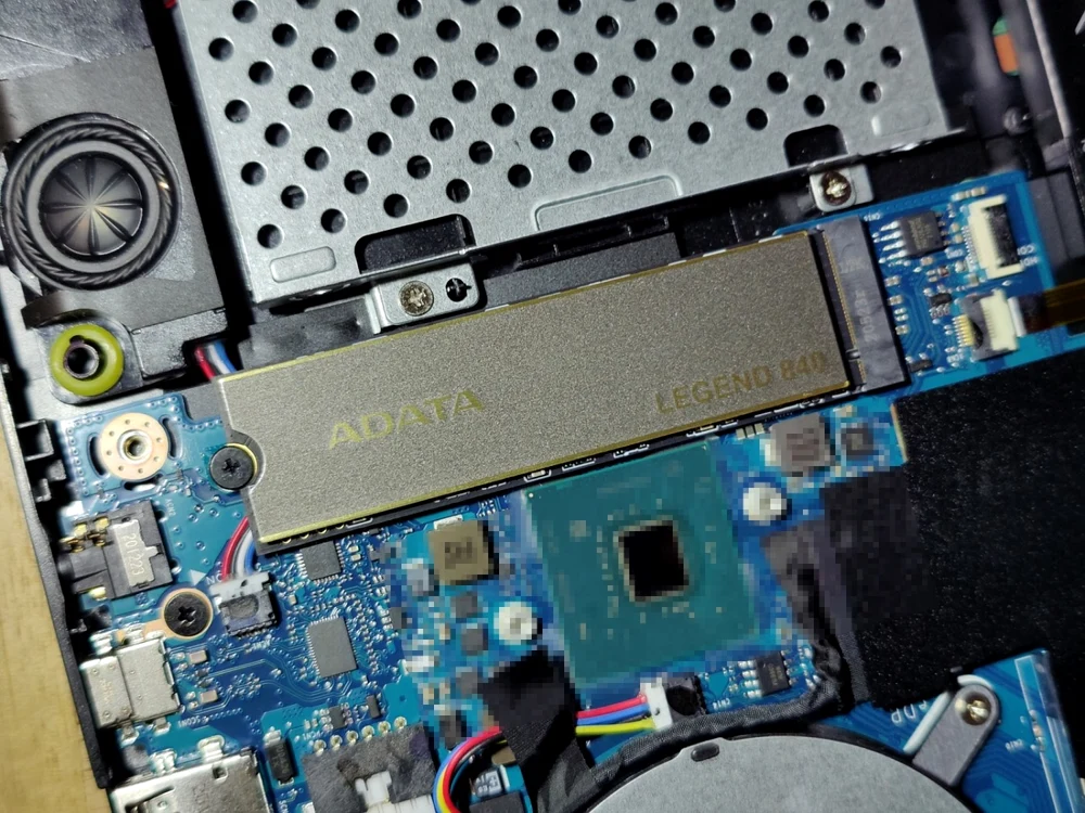SSD ADATA 840 instalat în laptop.