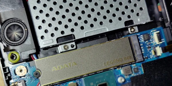 SSD ADATA 840 instalat in laptop