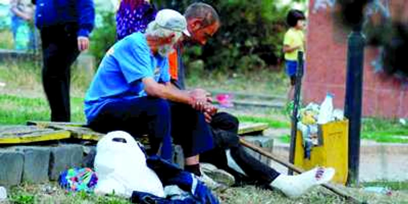 Timişoara: CAMPANIE Parcul din Calea Lipovei este plin de gunoaie şi boschetari (GALERIE FOTO+SONDAJ+VIDEO)