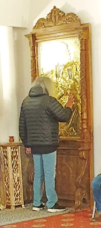 Cristi Minculescu se roagă  pentru sănătate, la Mănăstirea  Ghighiu.  În 2009, solistul  a suferit un transplant de ficat