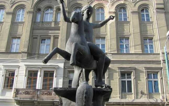 Statuia lui Sf.Gheorghe a rămas deocamdată la locul ei Foto: Ştefan Both