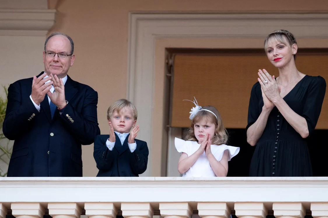 Prinţul Albert, Prinţesa Charlene şi copiii lor foto: AFP