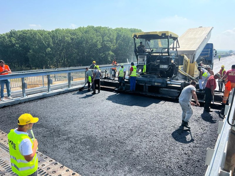 Reabilitarea podului peste brațul Borcea: Constructorul a început etapa de așternere a asfaltului