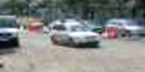 Poliţiştii au considerat că e mai uşor să facă o ilegalitate decât să aştepte la coada de maşini formată la semafor