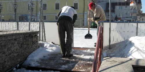 Angajaţii primăriei au început demontarea patinoarului artificial