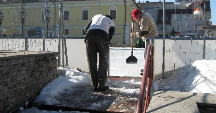 Angajaţii primăriei au început demontarea patinoarului artificial