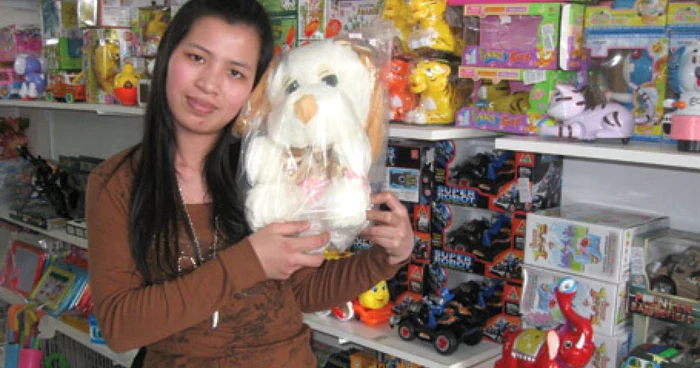 Împreună cu soţul său, Weng Gui Ying deţine un magazin cu jucării şi articole de îmbrăcăminte şi încălţăminte