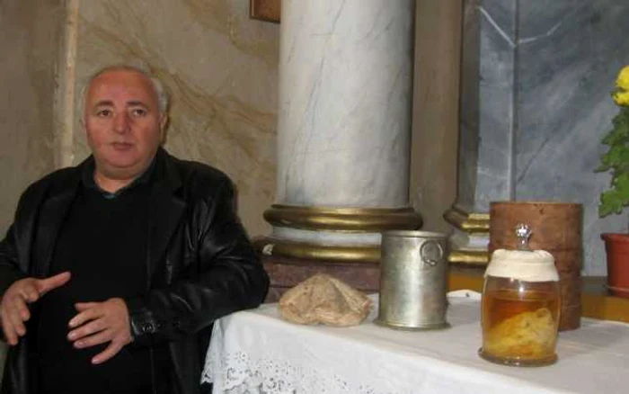 Preotul paroh povestind despre inimă FOTO Claudia Untaru Creţu