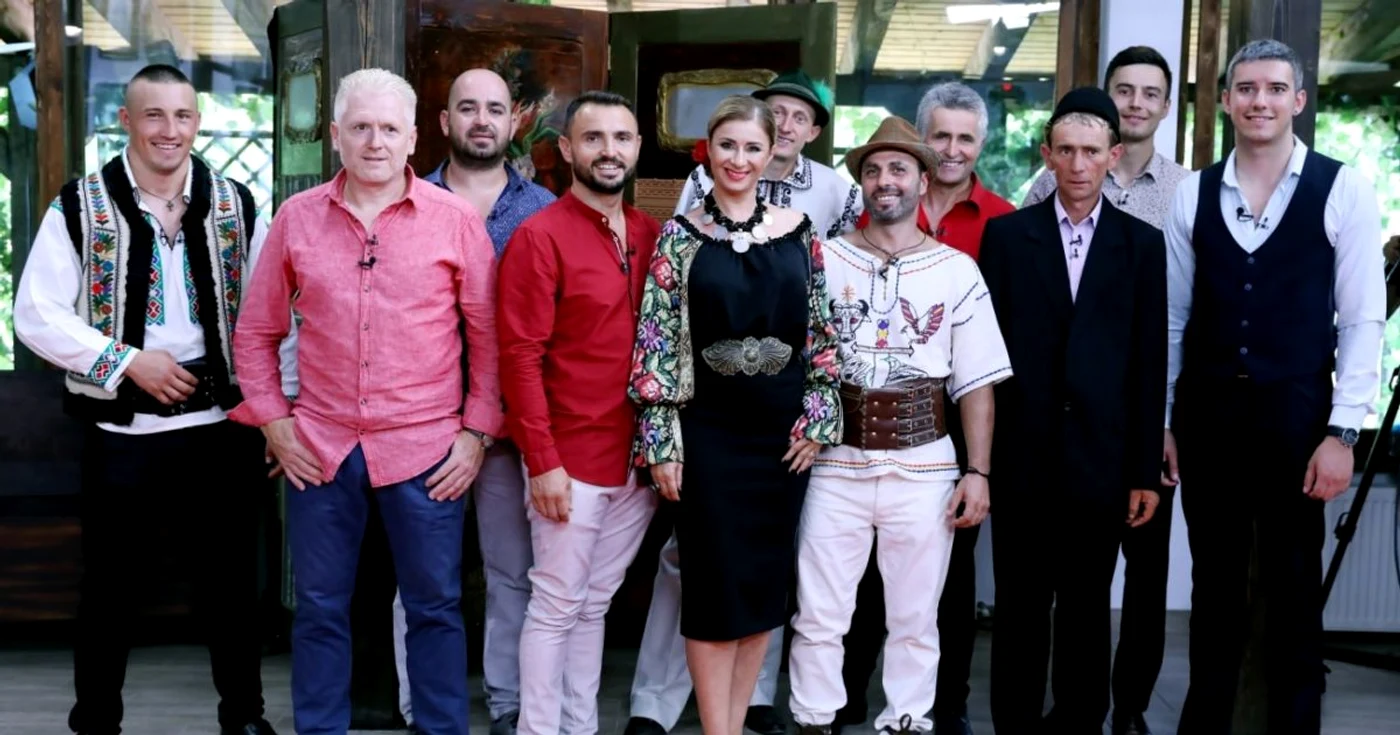 Anamaria Prodan, prezentatoarea emisiunii, alături de cei zece gospodari care îşi caută perechea FOTO Pro TV
