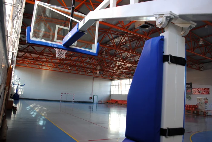 Banii încasaţi prin intermediul sălii de sport ar fi ajuns în buzunarul profesorului Ioan Sabău FOTO gazetanord-vest.ro