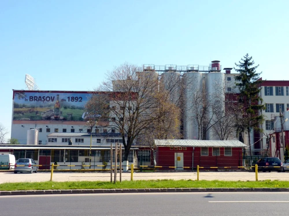 La fabrica din Braşov se îmbuteliază 32.000 de sticle de bere pe oră. FOTOArhivă.