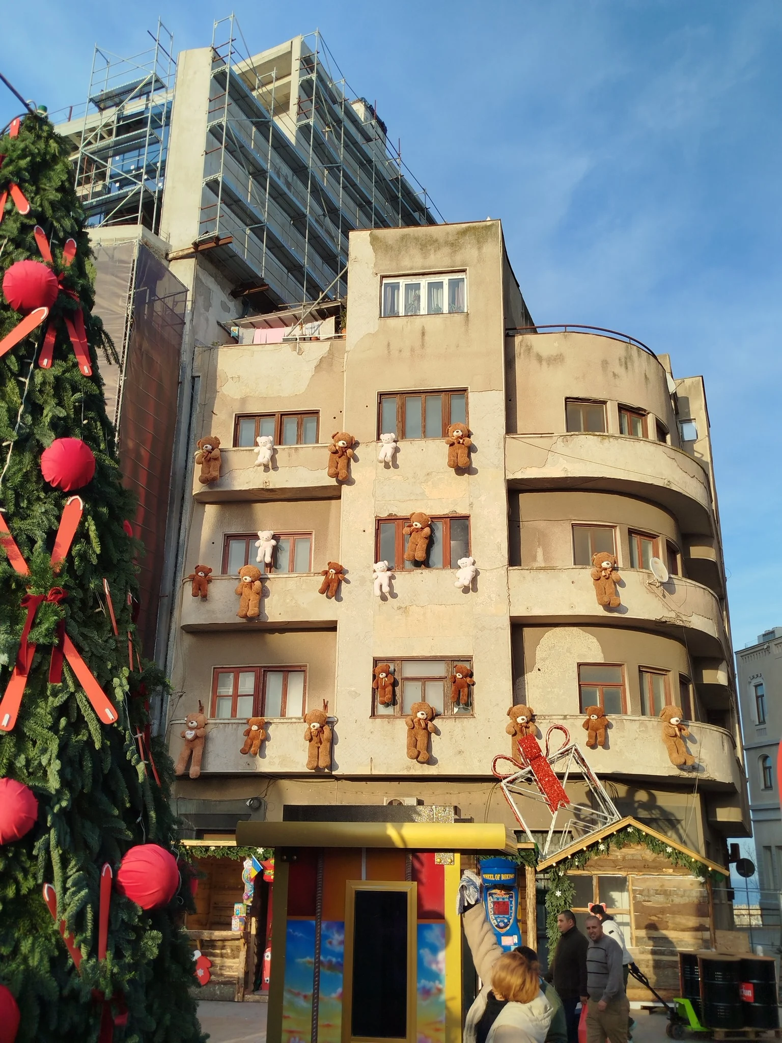 Imagini de coșmar la Târgurile de Crăciun de la Constanța și Focșani: ursuleți de pluș spânzurați de blocuri sau „trași în țeapă”