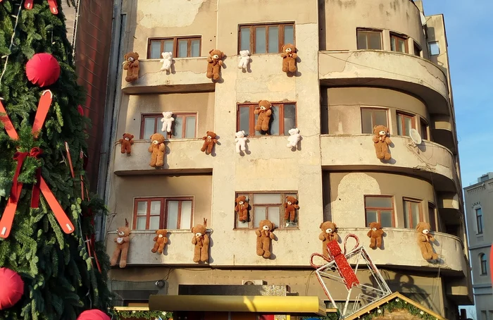 Ursuleți de pluș pe fațada unui bloc FOTO: Grupul de Inițiativă Civică Peninsula