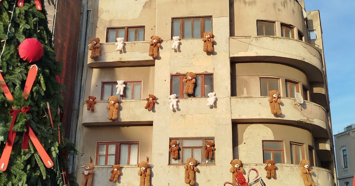 Imagini șocante la Târgurile de Crăciun din Constanța și Focșani: ursuleți spânzurați.