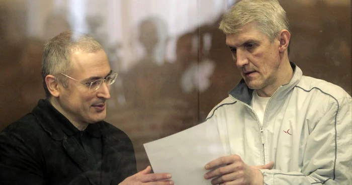 Hodorkovski și Lebedev, captivi în cușca de sticlă destinată celor ce contestă puterea Kremlinului