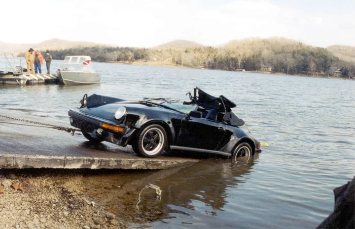 Ghinionul l-a urmărit mulţi ani. În 2002, una dintre maşinile lui de colecţie, acest Porche, i-a fost furată şi a fost găsită pe fundul lacului Ozark.