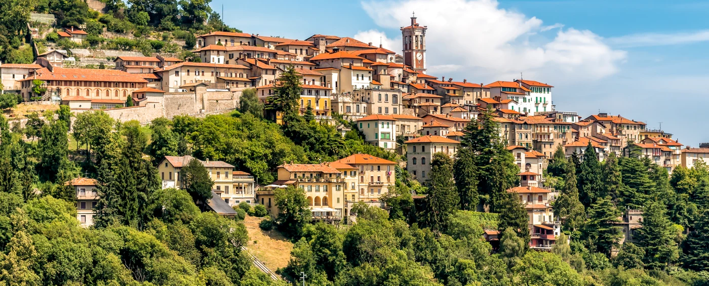Vedere panoramică a unui orășel din Italia