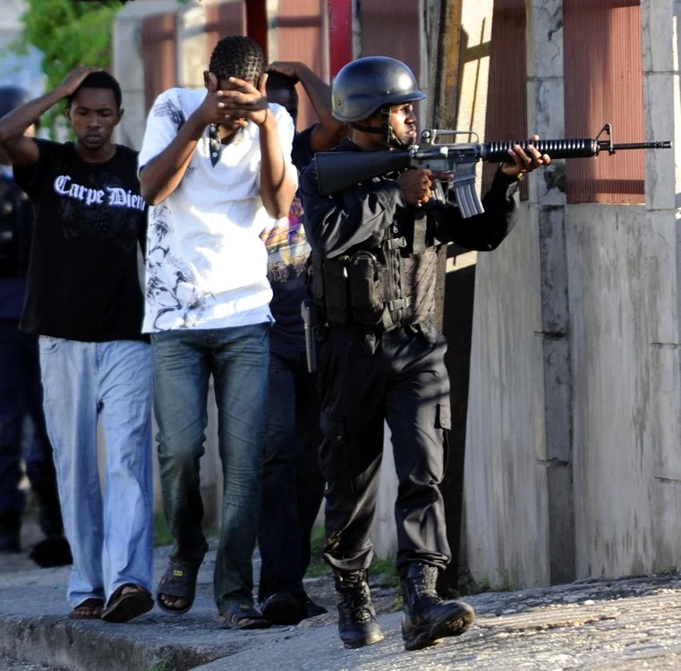 
    Stare de urgenţă în Kingston pentru capturarea celui mai căutat traficant jamaican  