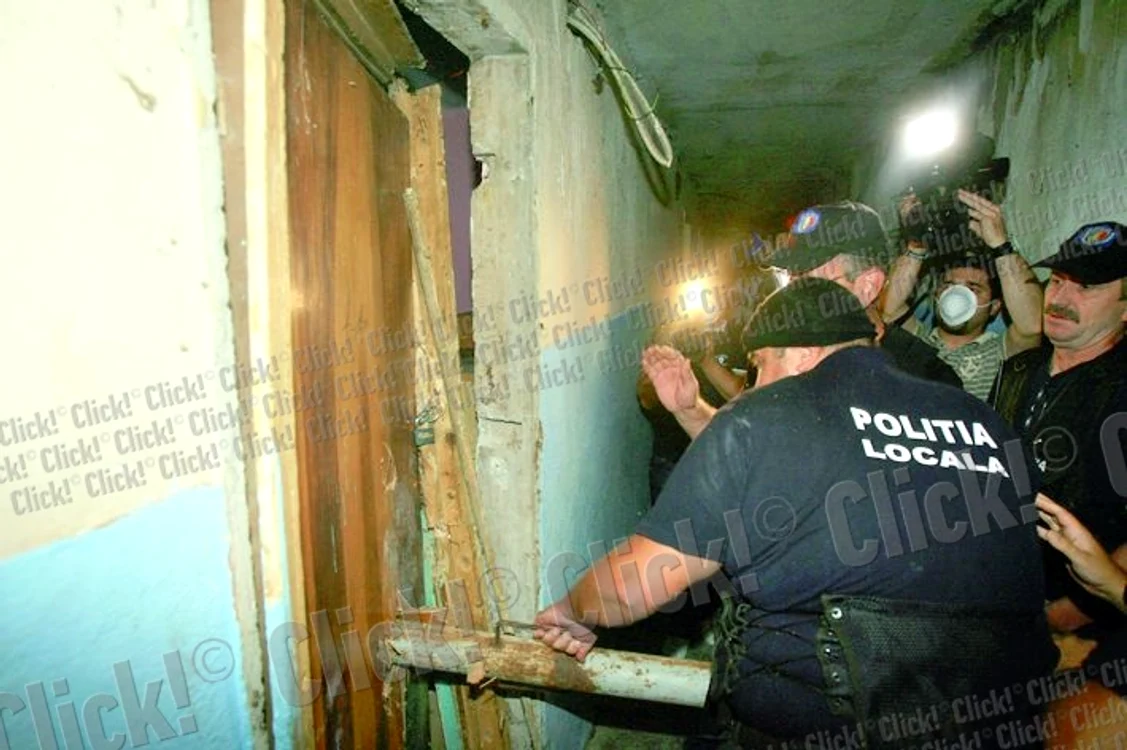 Oamenii legii au spart uşile cu barosul