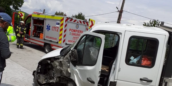 Accident rutier pe Valea Oltului la Bujoreni - Vâlcea soldat cu blocarea parţială a DN7 Foto ISU Vâlcea