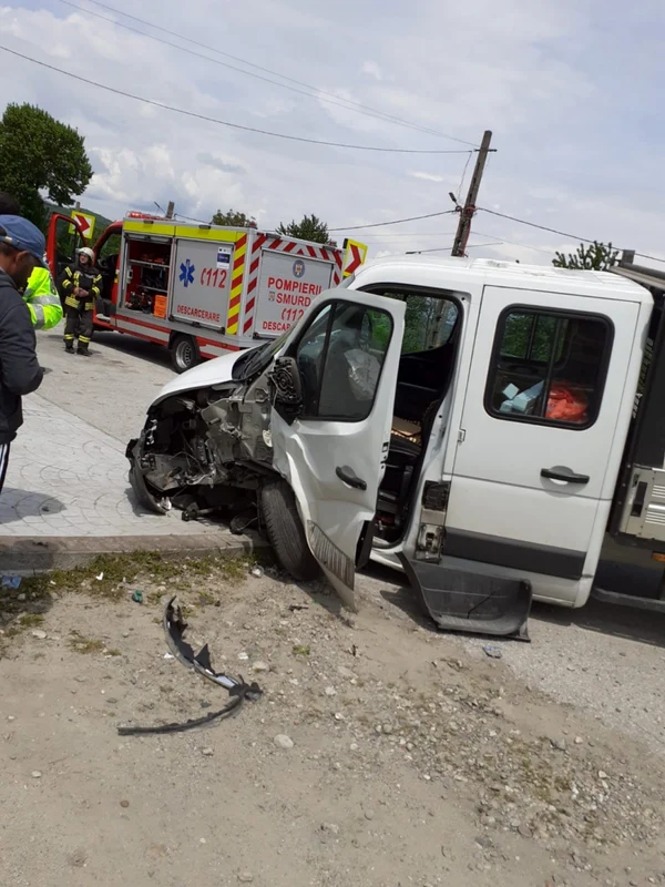 Accident rutier pe Valea Oltului la Bujoreni - Vâlcea soldat cu blocarea parţială a DN7 Foto ISU Vâlcea