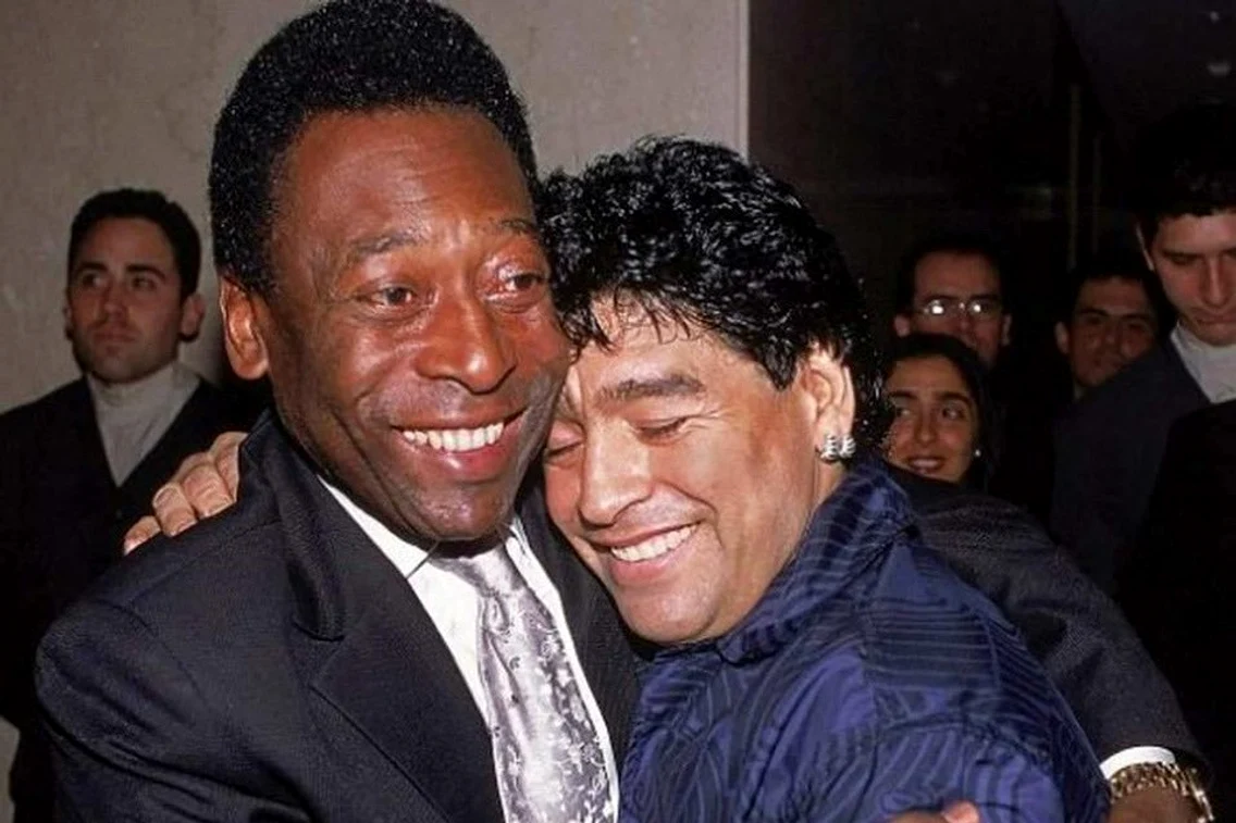 Două legende ale fotbalului, Pele si Maradona