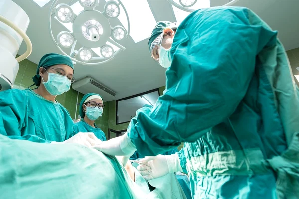 Bonus lunar de 500 euro pentru medicii din linia întâi în lupta cu epidemia COVID-19