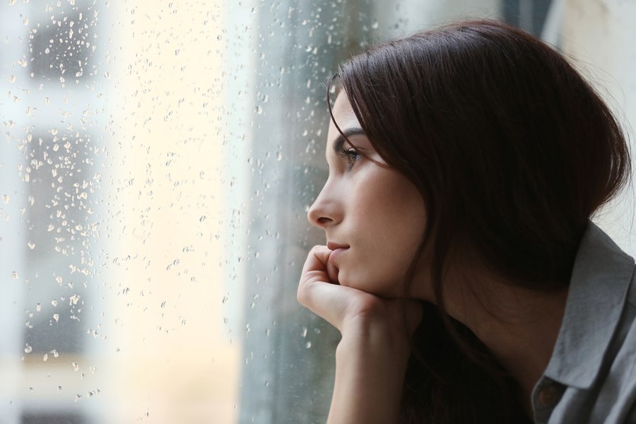 Ce se întâmplă în corpul nostru când este înnorat și plouă. Sfatul unui cunoscut psiholog ca să scăpăm de anxietate și depresie