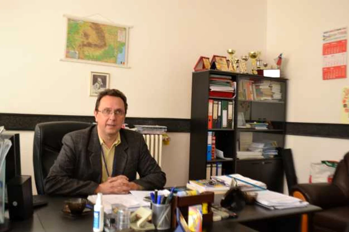 Andrei Gabriel, directorul Colegiului Naţional „Gheorghe Vrănceanu“, a avut motive de bucurie la Bacalaureat dar şi la repartizarea elevilor după Evaluarea Naţională FOTO Mircea Merticariu