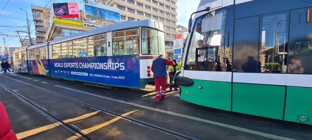Momentul în care un tramvai este oprit cu ajutorul călătorilor, pe o stradă din Iași. Ce greșeală a făcut vatmanul