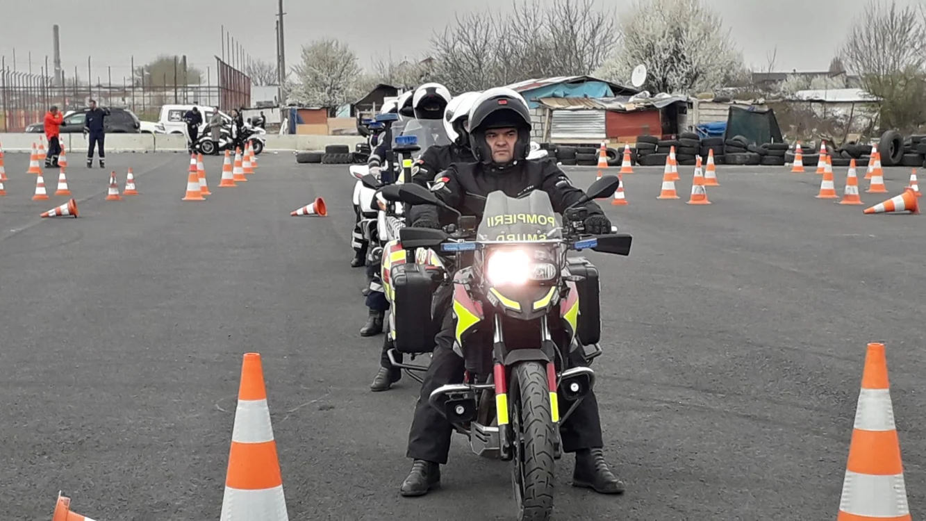 Agenții au așteptat în coloană să le vină rândul la testarea în poligon