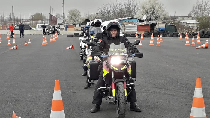 Agenții au așteptat în coloană să le vină rândul la testarea în poligon