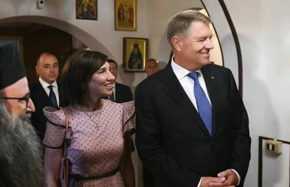 
    Ținuta purtată de Carmen Iohannis în cadrul vizitei de la Episcopia Română din Italia a fost criticată în mediul onlineFoto Facebook  