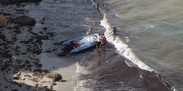 Garda de coastă libiană îi ajută pe cei de la Crucea Roşie să recupereze cadavrele celor înecaţi la est de Tripoli Libia FOTO AP