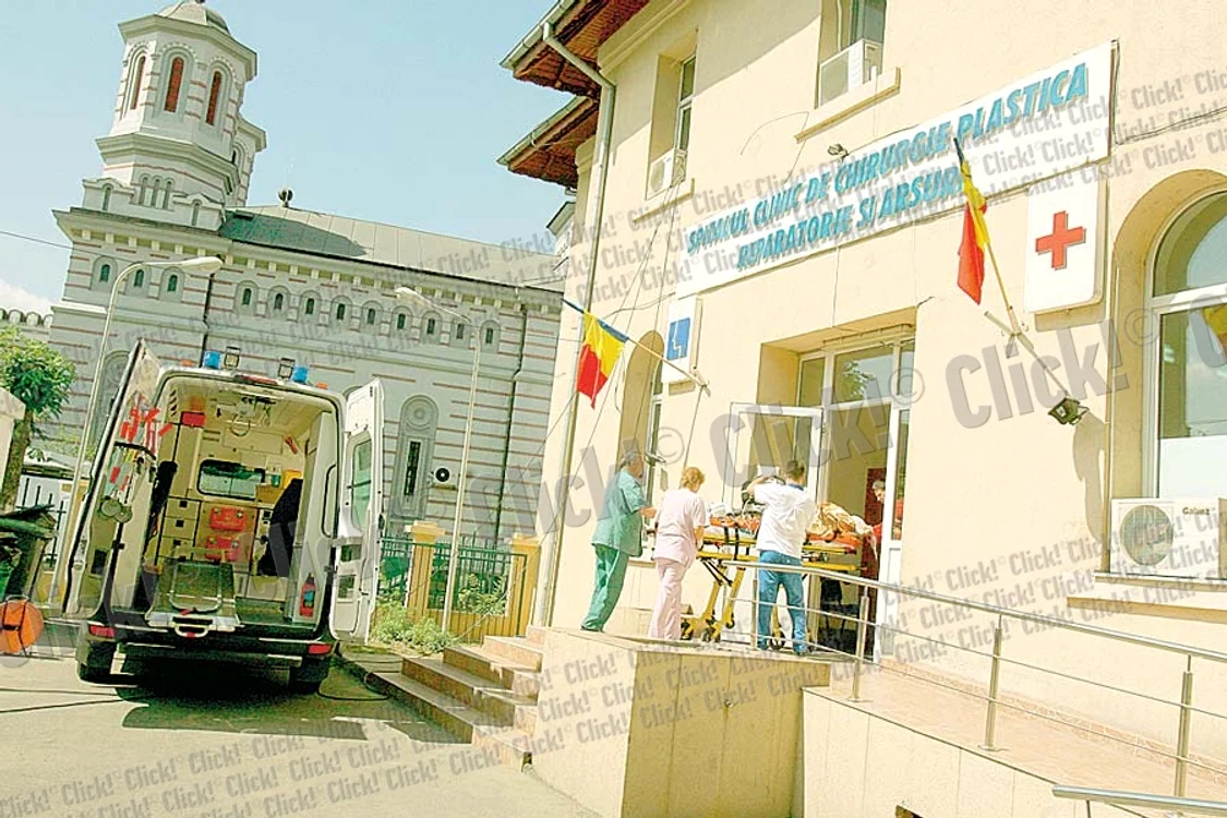 Cristina Isac a terminat  Facultatea de Medicină  “Carol Davila” ca şef de  promoţie. Ambii părinţi  sunt medici esteticieni