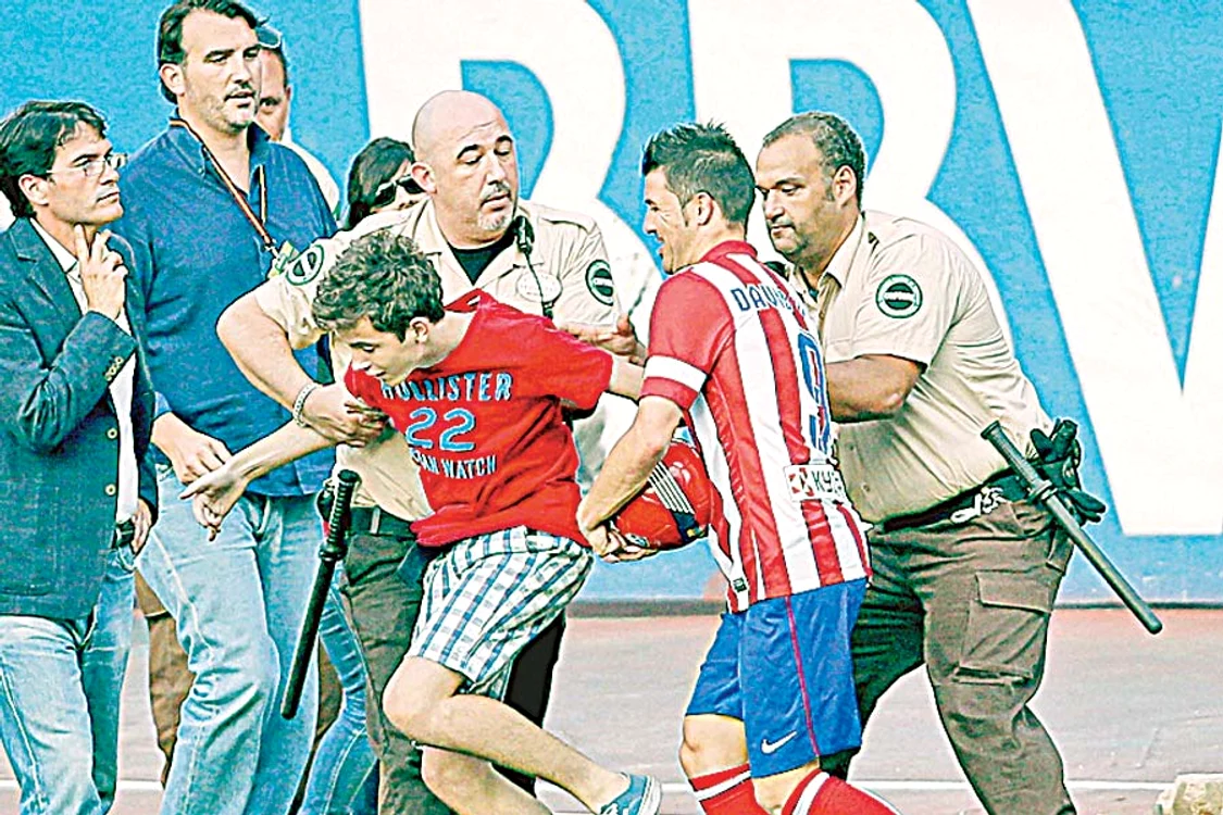 David Villa a fost înconjurat chiar  pe teren de fanii lui Atletico (Fotografii: Reuters)