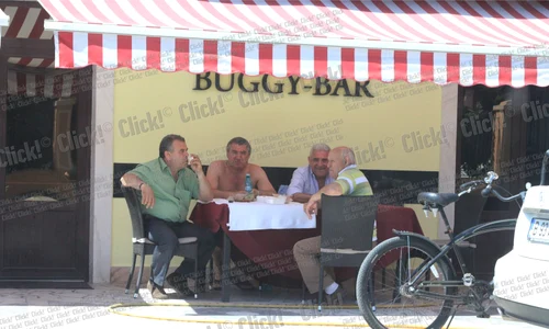 Victor si Giovani mananca mici, de 1 Mai jpeg