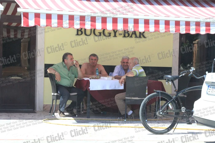 Victor si Giovani mananca mici, de 1 Mai