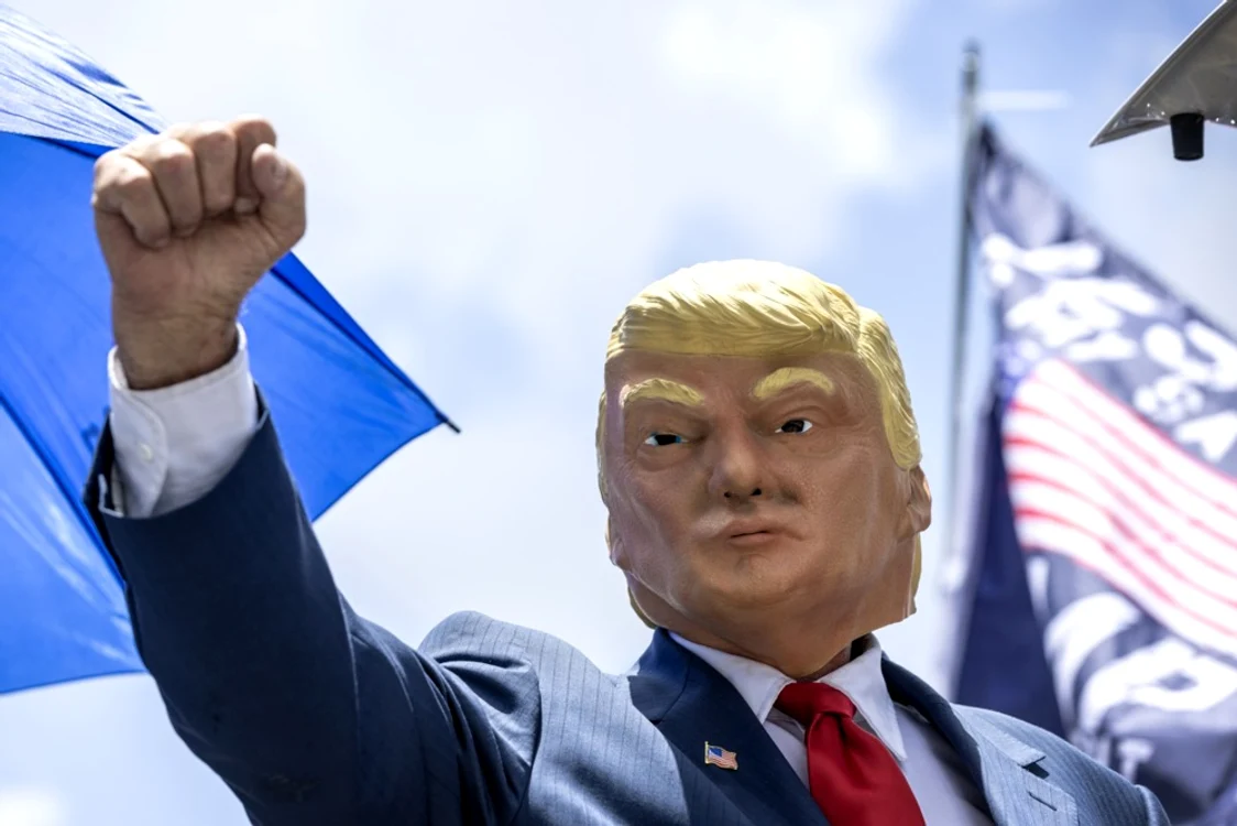 Un susținător poartă o mască cu Trump și ridică pumnul după tentativa de asasinat FOTO EPA-EFE