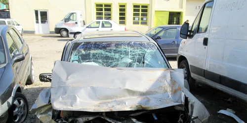 Şoferul rănit în accidentul rutier în care au murit cei doi poliţişti este angajat al STS. Acesta are 33 de ani şi a fost transportat la un spital din Bucureşti pentru a primi îngrijiri medicale. Potrivit Poliţiei
