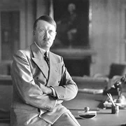 Adolf Hitler, fotografiat de Heinrich Hoffmann (© Bundesarchiv Bild 146-1990-048-29A)