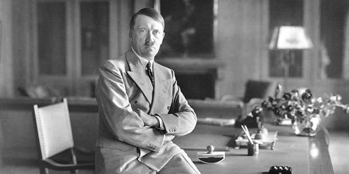 Adolf Hitler, fotografiat de  Heinrich Hoffmann (© Bundesarchiv Bild 146-1990-048-29A)