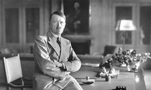 Adolf Hitler, fotografiat de Heinrich Hoffmann (© Bundesarchiv Bild 146-1990-048-29A)