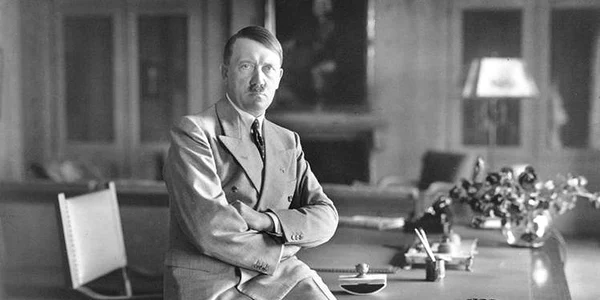 Adolf Hitler, fotografiat de  Heinrich Hoffmann (© Bundesarchiv Bild 146-1990-048-29A)