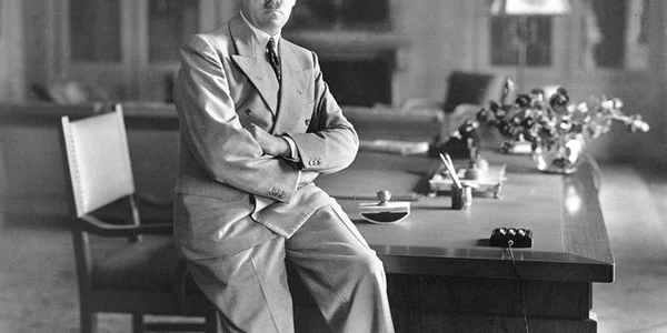 Adolf Hitler, fotografiat de Heinrich Hoffmann (© Bundesarchiv Bild 146-1990-048-29A)
